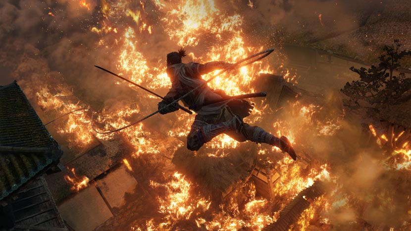 Sekiro melompat tinggi melintasi area kebakaran bangunan
